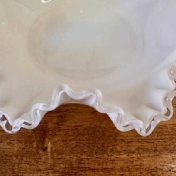 Fenton Silver Crest Milk Glass Basket – Ruffled Edge Handle Bowl Vintage Wedding - Picture 5 of 6